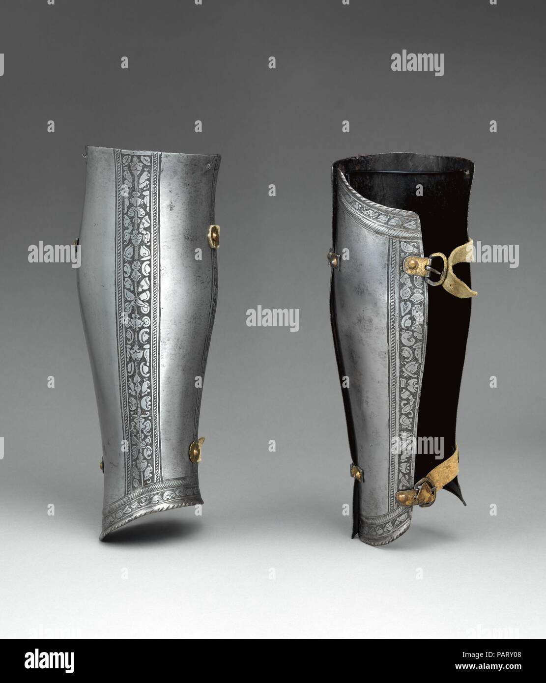 Paire de Greaves (bas de la jambe de défense). Culture : l'italien. Dimensions : 27,159.10 ; L. 13 7/8 in. (35,3 cm) ; O. 5. (12,7 cm) ; D. 4 1/2 in. (11,4 cm) ; WT. 1 lb. 7.6 oz. (669 g) ; 27,159.11 ; L. 13 7/8 in. (35,3 cm) ; O. 5. (12,7 cm) ; D. 4 1/2 in. (11,4 cm) ; WT. 1 lb. 6.1 oz. (626,5 g). Date : ca. 1550 à 1575. Cette paire de Greaves (bas de la jambe de défense) fait partie d'un nombre exceptionnellement important armor 151064 (acc. no. 27,159.1) de l'armoirie de la famille de Dos Aguas à Valence, en Espagne. Le 151064 contient des pièces pour utilisation dans la bataille et pour l'inclinaison dans les deux la mode italienne et allemande. L'inclinaison était un de Banque D'Images