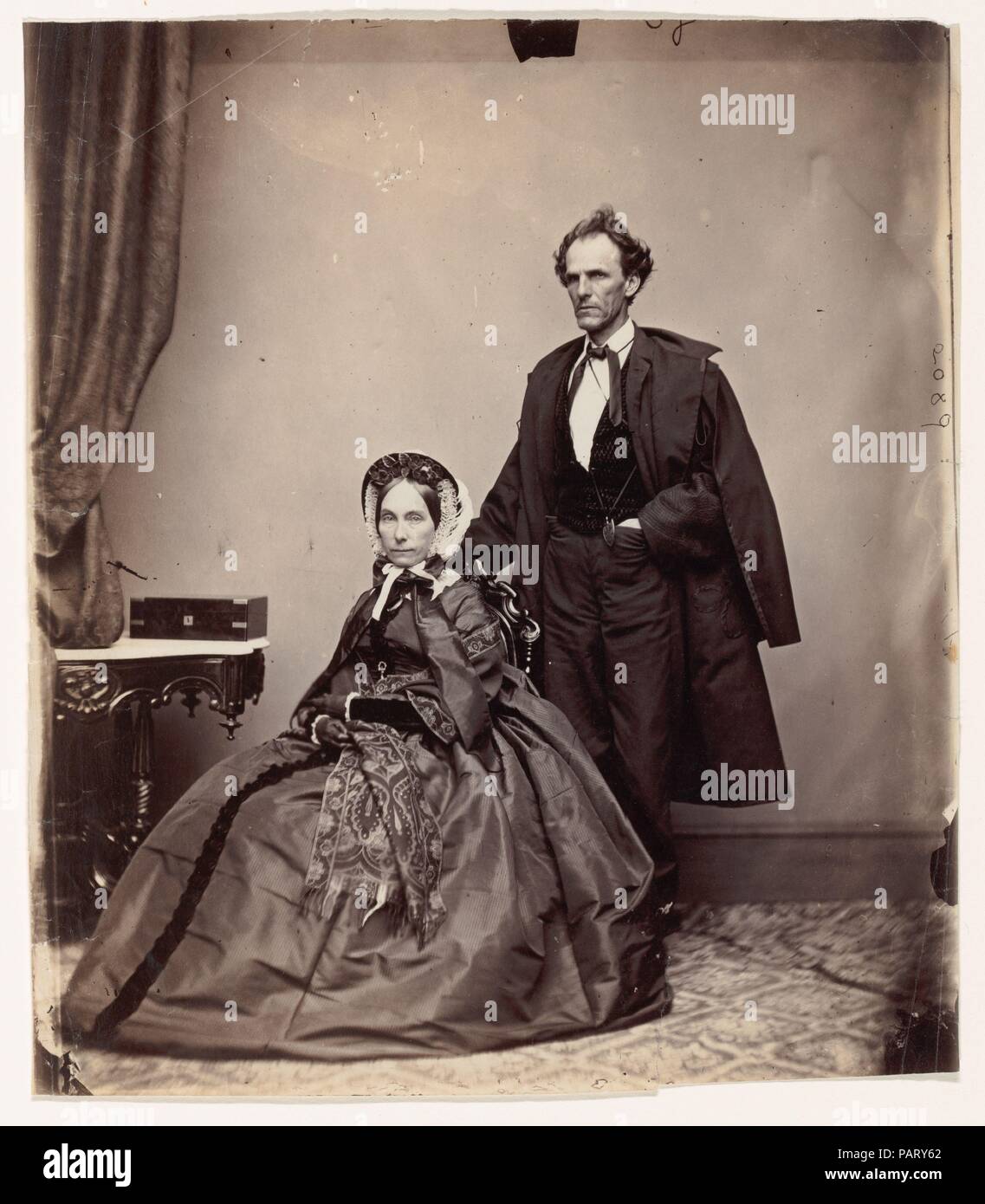 [Le sénateur et Mme James Henry Lane]. Dimensions : 22,8 × 19,7 cm (9 x 7 3/4 in.). Studio de photographie : Brady & Co. (États-Unis, actif dans les années 1840 des années 1880). Date : 1861-66. Le sénateur James H. Lane du Kansas (1814-1866) était le plus souvent vu dans une chemise de laine, bearskin pardessus, et chapeau de paille. Le plus grand chef de l'Etat libre circulation dans les années 1850, il a apporté diverses forces esclavagiste ensemble pour former un parti unifié et a mené des campagnes militaires contre pro-esclavage villes avec une telle efficacité et la brutalité qu'il a gagné le surnom, le 'Grim Chieftain du Kansas.' élu comme l'un des deux premiers senat Banque D'Images