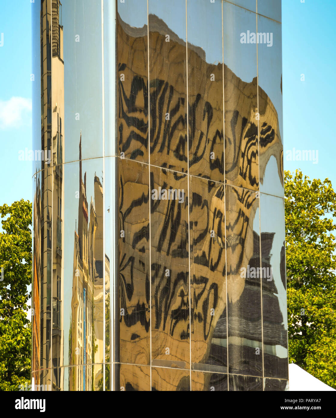 Reflet de la Wales Millennium Centre dans un brillant tour métallique qui est un exemple d'art public dans le bassin ovale à Cardiff Bay Banque D'Images