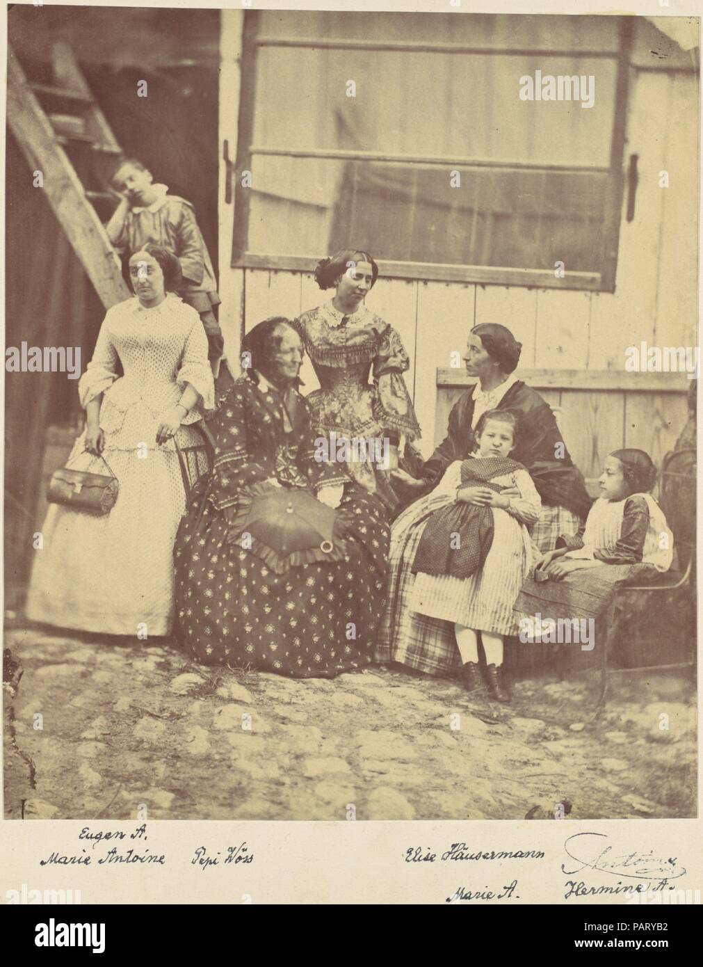 [Portrait de groupe de quatre femmes et trois enfants]. Artiste : Franz Antoine (autrichien, 1814-1882). Dimensions : 22,6 x 19,2 cm. (8 7/8 x 7 9/16 in.). Date : 1850s-60s. Musée : Metropolitan Museum of Art, New York, USA. Banque D'Images