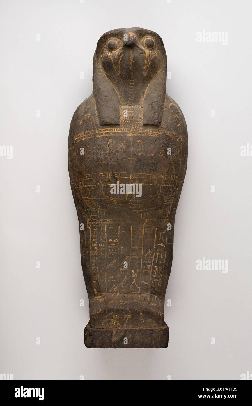 Coffin et le maïs à Osiris momie masque. Dimensions : 49,2 cm L. (19 3/8 in.) ; W. 19,9 cm (7 13/16 po). Date : 400-200 BC. Ces cercueils à tête de faucon ne contiennent pas de momies mais symbolique Osiris momies de veau de grain et de sable. La tête de faucon sur le cercueil et le texte hiéroglyphique sur le couvercle peint indiquent qu'ils sont associés à la divinité funéraire Ptah-Sokar-Osiris. Ces cercueils et 'mummies' ont été préparés et enterrés dans les rites annuels à certains centres dans le cadre des mystères d'Osiris. La germination du grain symboliserait la possibilité de la vie nouvelle offerte par Banque D'Images