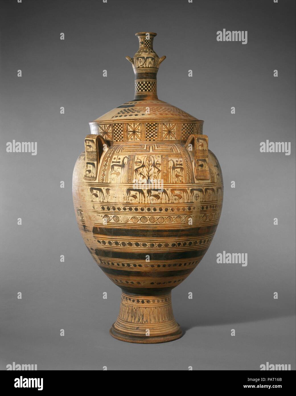 Cratère en terre cuite avec couvercle surmonté d'un petit hydria. Culture : l'Eubée, Grèce. Dimensions : H. 45 1/4 in. (114,9 cm). Date : ca. 750-740 av. J.-C.. Dit-on de Kourion, Chypre au cours du 8ème siècle avant J.-C., le style géométrique qui a pris naissance dans l'Athènes répartis dans le monde de langue grecque. Ce vase de grands trouvés sur Chypre diffère d'un certain nombre de façons de les trois géométrique monumental de kraters Attica affiché ailleurs dans cette galerie. L'épaule est divisée par quatre au lieu de deux poignées, et le carpetlike décoration a été appliqué sur une céramique lumière s Banque D'Images