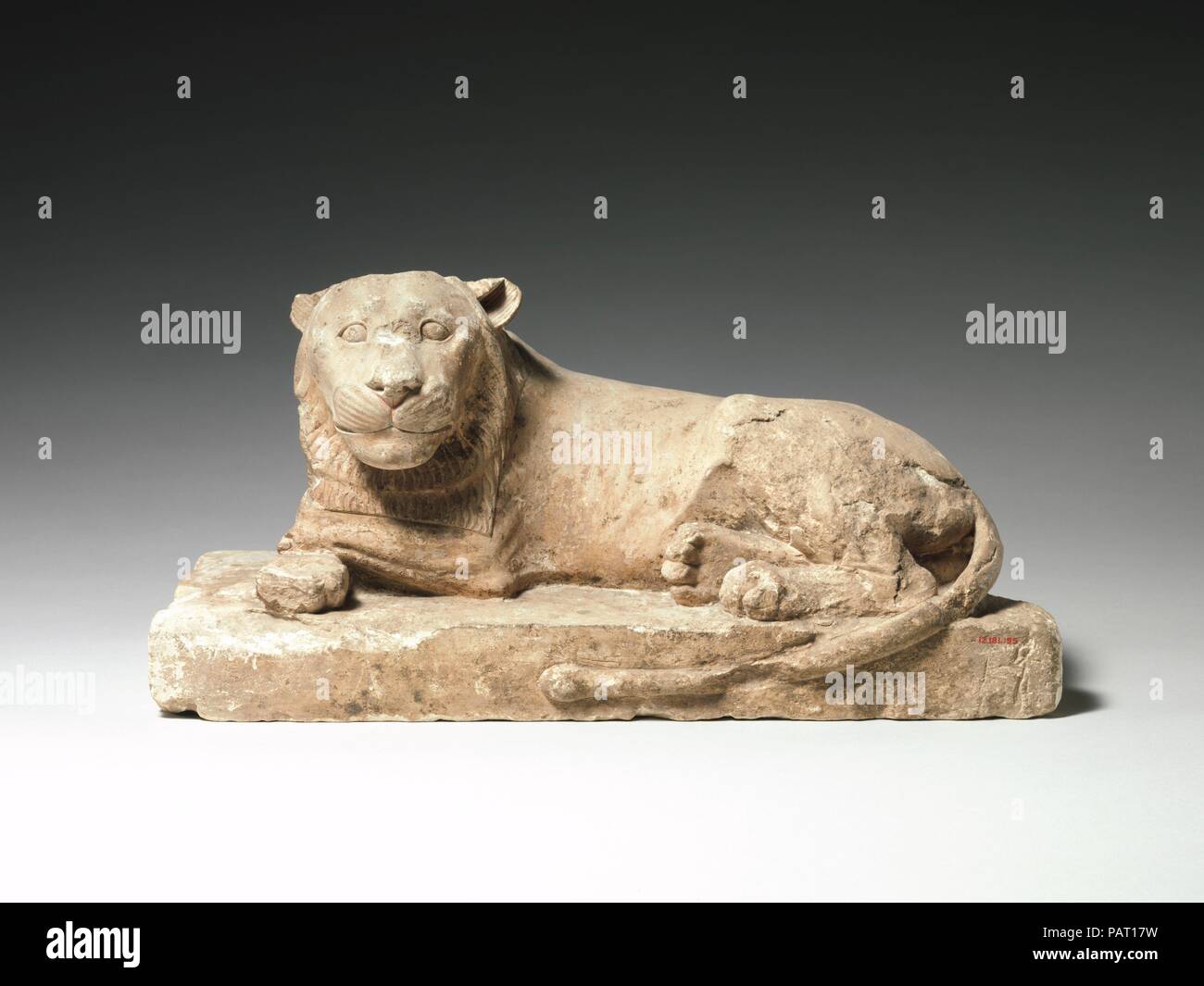 Lion couché. Dimensions : 45,6 cm (17 L. 15/16 in.) ; W. 19,1 cm (7 1/2 in.) ; H. 22,6 cm (8 7/8 in.). Date : 304 B.C.-A.D. 364. Ce lion est au repos, mais demeure alerte avec sa grande tête lourde se tourna vers le spectateur. Paires de lions de ce type d'entrée du temple de flanc.associés à l'image, les lions suggèrent des forces puissantes qui protègent les dieux et les temples. Musée : Metropolitan Museum of Art, New York, USA. Banque D'Images