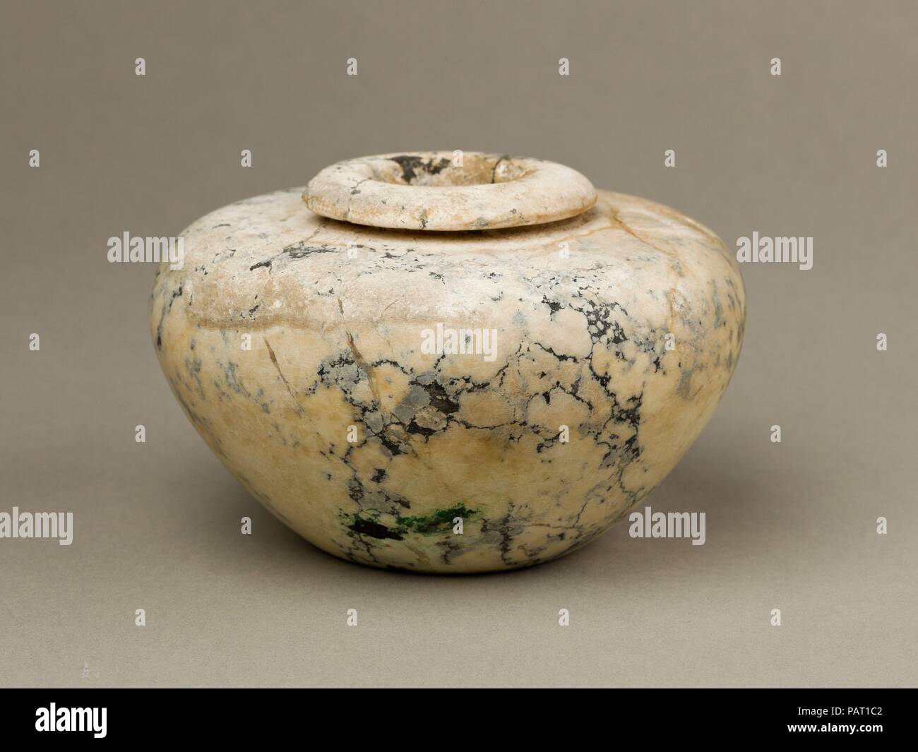 L'accroupissement jar. Dimensions : H : 7,5 cm (2 15/16 po) ; diam : 11,5 cm (4 1/2 in.) ; poids : 1 kg (2,2 lb). Dynastie DYNASTIE : 2. Règne : règne de Khasekhemui. Date : ca. C.-B. 2650. Musée : Metropolitan Museum of Art, New York, USA. Banque D'Images