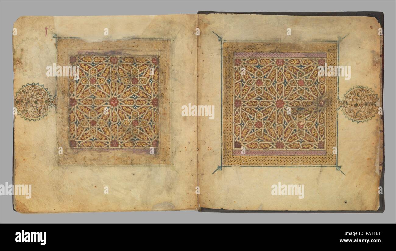 Section d'un Coran manuscrit. Dimensions : 7 15/16 x 7 9/16 in. (20,2 x 19,2 cm). Date : ca. 1300. Comme le deuxième volume d'une partie de sept Coran manuscrit, ce codex ne contient pas de colophon, mais il s'ouvre sur une double page lumineux complexes strapwork roulement géométrique très comparables à des conceptions de l'Afrique du Nord et d'Andalousie. Marginalia indiquent que ce coran a appartenu à la bibliothèque d'un ribat (auberge) dans la ville sainte de Médine pouvant accueillir les résidents marocains. Musée : Metropolitan Museum of Art, New York, USA. Banque D'Images
