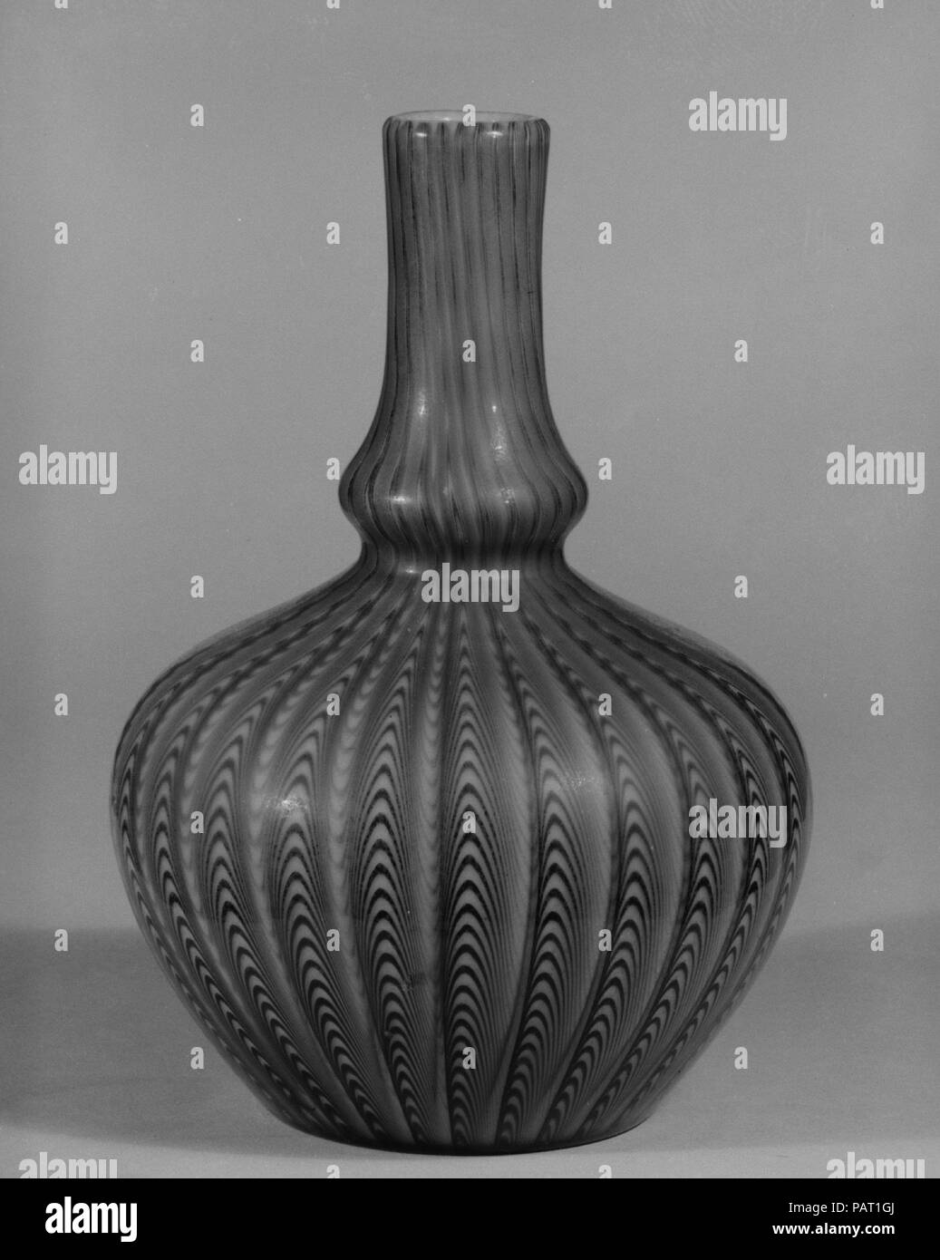 Vase. Culture : British (marché américain). Dimensions : H. 7 1/2 in. (19,1 cm) ; Diam. 5 1/4 in. (13,3 cm). Bouilloire : Probablement Stevens et Williams. Date : ca. 1885. Musée : Metropolitan Museum of Art, New York, USA. Banque D'Images