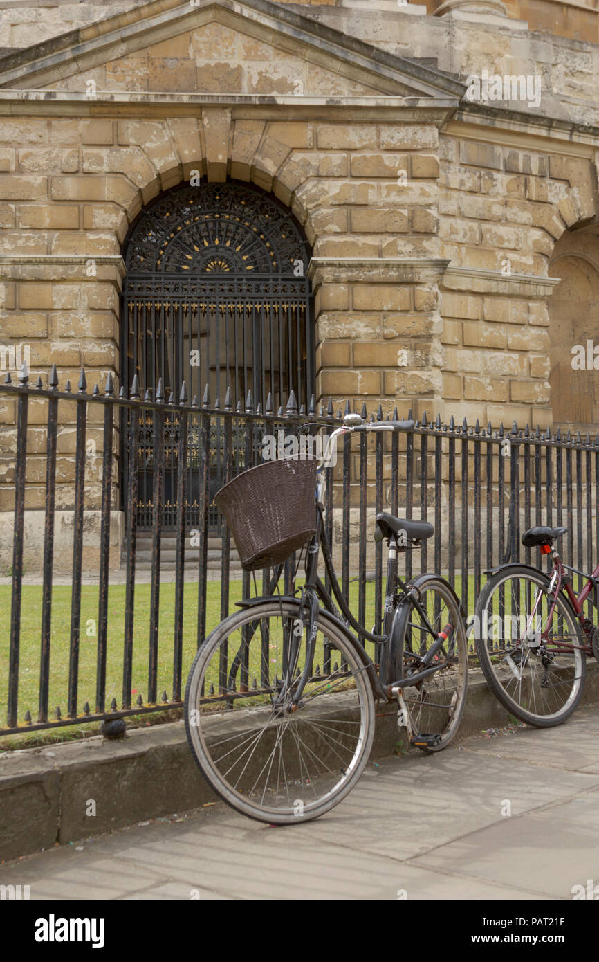 Oxford, Oxfordshire, UK. 23 juin 2018. Météo britannique. Étudiant en Vélo Vintage Oxford pittoresque. Banque D'Images