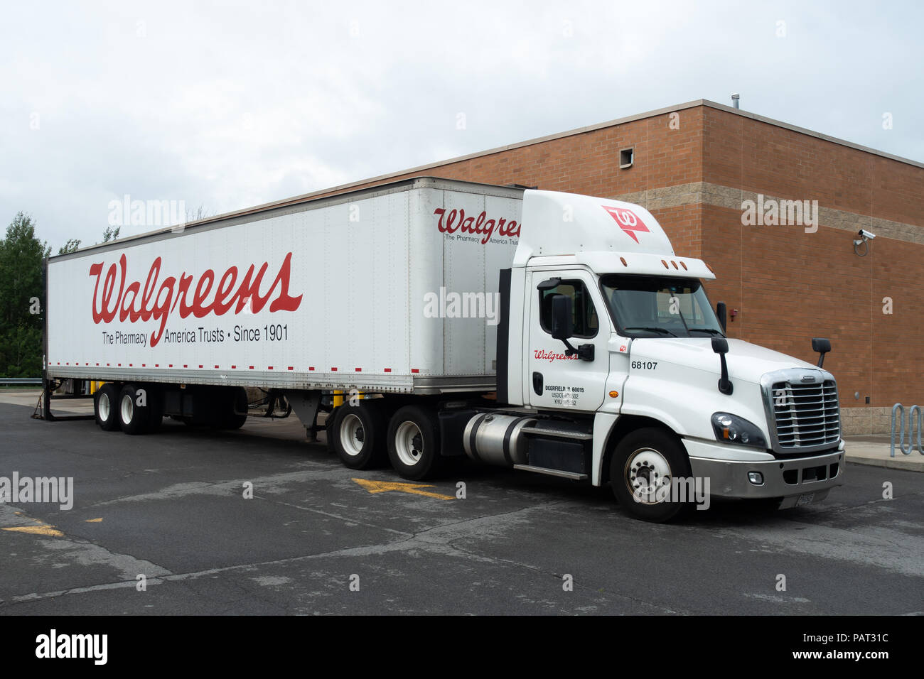 Un Walgreens blanc ou semi-remorque de camion de marchandises à livrer leurs capacités dans Gloversville, NY USA Banque D'Images