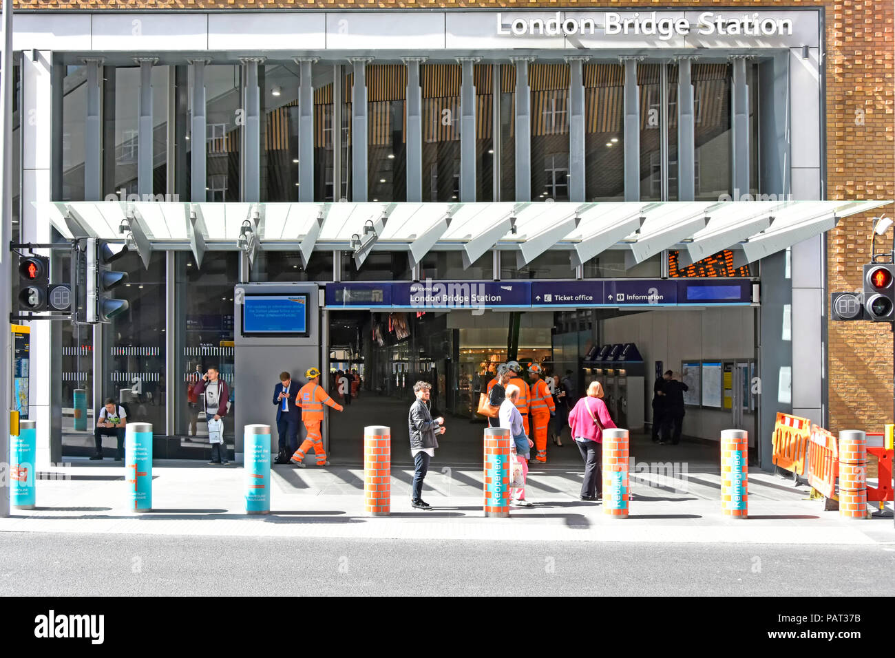 Tooley Street entrée de la gare de London Bridge, partie de grands projets d'infrastructure de transport public ferroviaire sud Southwark London England UK Banque D'Images