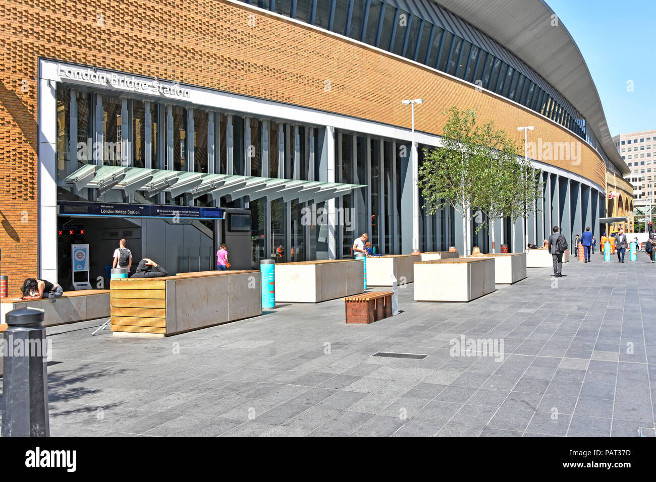 Partie de Tooley Street et de la chaussée Du Pont de Londres gare façade reconstruite dans les infrastructures de transport public projet Southwark London England UK Banque D'Images