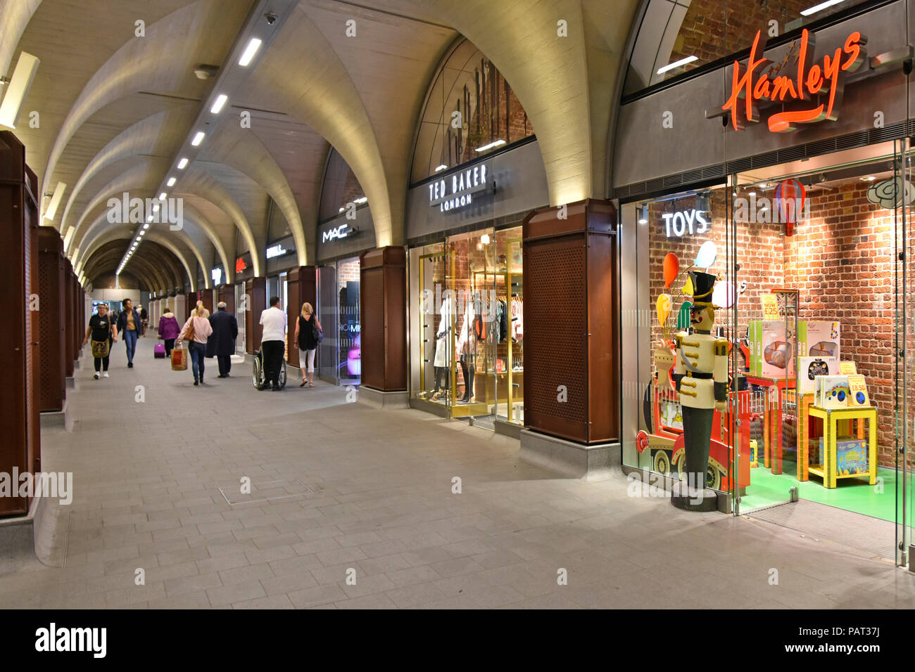 La gare de London Bridge, de nouvelles boutiques dans rénovation gare des arcs avec Hamleys toy shop/affichage fenêtre Southwark London UK Angleterre Banque D'Images