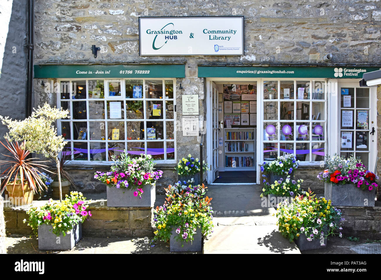 Projet de bibliothèque communautaire moyeu malham service géré par des bénévoles principalement aide boutique de fleurs & avant Wharfedale North Yorkshire Dales UK Banque D'Images