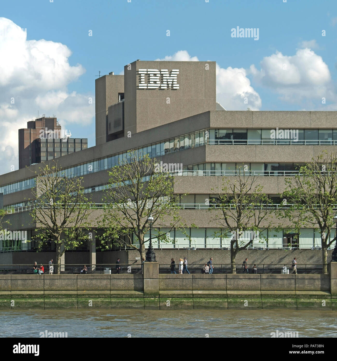 Logo de la marque IBM sur Southbank bâtiment des gens sur le bord de la rivière remblai béton architecture brutaliste vu au printemps de River Thames Londres Angleterre Royaume-Uni Banque D'Images