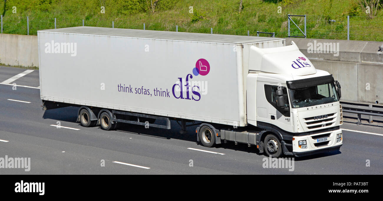 Vue avant de DFS sur la chaîne d'approvisionnement de l'entreprise de meubles livraison du magasin logo de la marque camion et remorque hgv et publicité de réflexion sur le canapé sur l'autoroute M25 au Royaume-Uni Banque D'Images