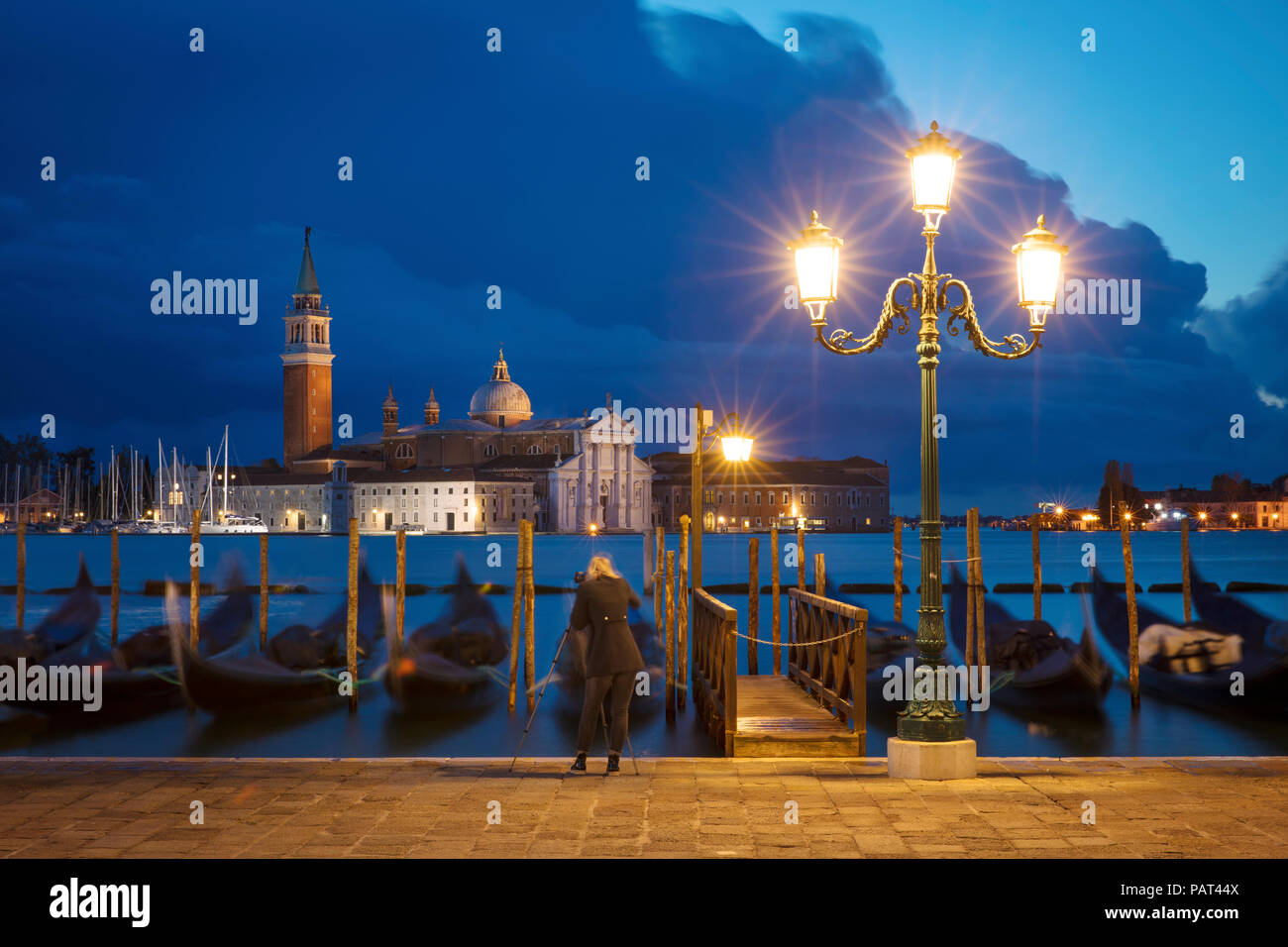 Prise de vue photographe gondoles et Saint-georges majeur au crépuscule du matin, Venise, Vénétie, Italie Banque D'Images