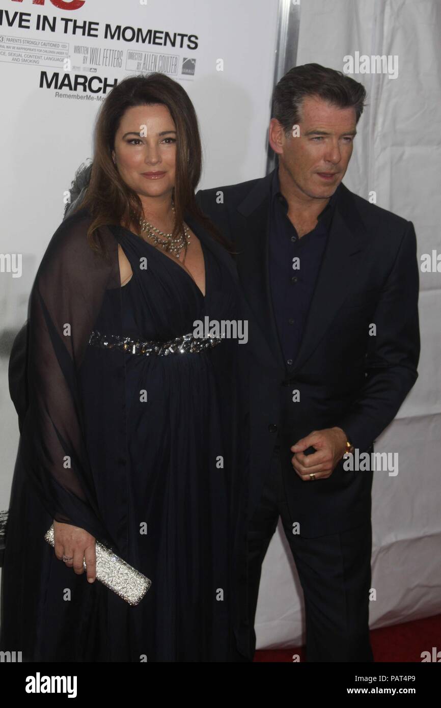 New York 3-1-10 Pierce Brosnan et femme Keely Shaye Smith Photo de John Barrett/PHOTOlink.net Banque D'Images