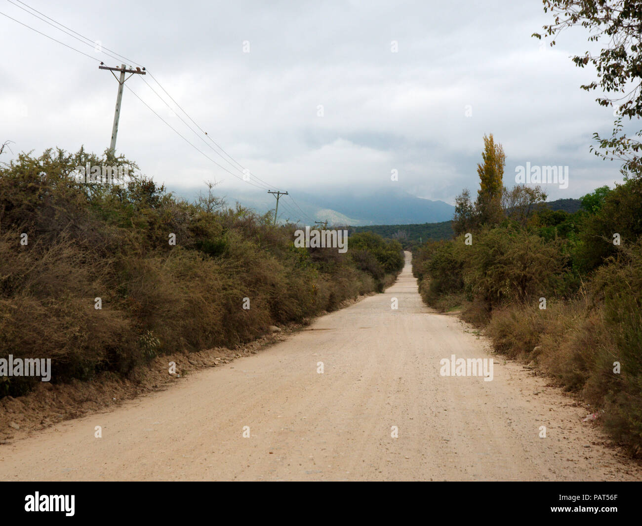 Un chemin de terre dans la ville touristique la Villa de Merlo, San Luis, Argentine. Banque D'Images