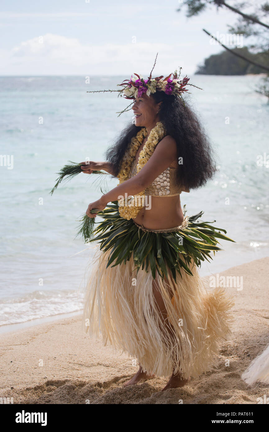 Polynésie Française, îles Australes, Raivavae, tropical beach, portrait de danseuse polynésienne en costume traditionnel. Banque D'Images