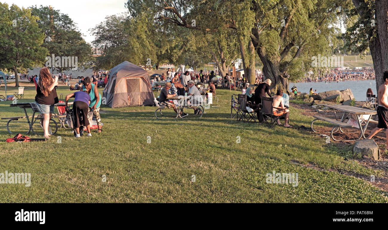 L'été le long des rives du lac Érié, à Cleveland, Ohio attire les gens à l'extérieur pour se détendre dans les parcs, y compris les 147 acres du parc Edgewater. Banque D'Images
