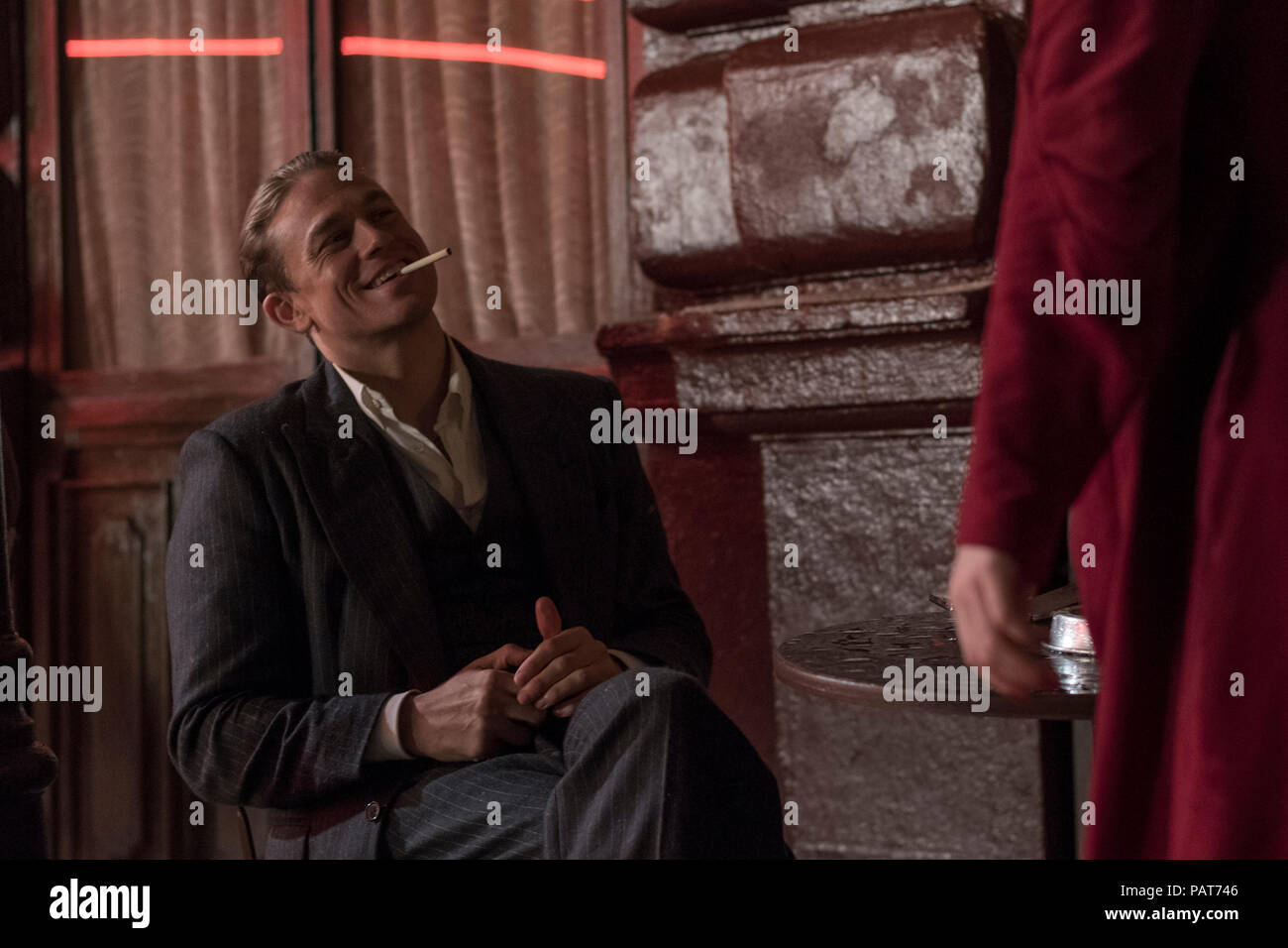 DATE DE SORTIE : Août 24, 2018 TITRE : Papillon STUDIO : Bleecker Street Media Director : Michael Noer PLOT : un prisonnier détenu sur une île éloignée des parcelles de son évasion. Un remake du film de 1973 'Papillon'. Avec : CHARLIE HUNNAM que Henri Charriere 'Papillon'. (Crédit Image : © Bleecker Street Media/Divertissement Photos) Banque D'Images