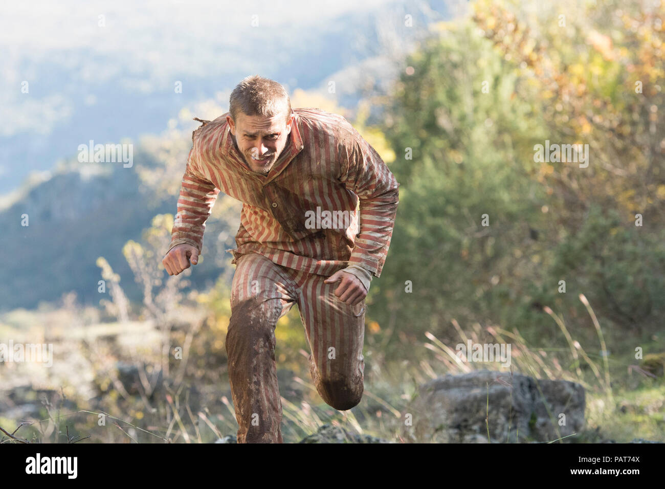 DATE DE SORTIE : Août 24, 2018 TITRE : Papillon STUDIO : Bleecker Street Media Director : Michael Noer PLOT : un prisonnier détenu sur une île éloignée des parcelles de son évasion. Un remake du film de 1973 'Papillon'. Avec : CHARLIE HUNNAM que Henri Charriere 'Papillon'. (Crédit Image : © Bleecker Street Media/Divertissement Photos) Banque D'Images