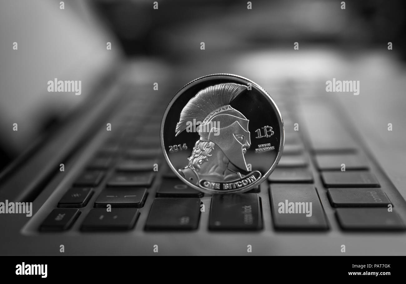 Titan Silver coin crypto sur un clavier d'ordinateur portable. Change, affaires, commercial. Profiter de l'exploitation minière crypt monnaies. Miner avec ethereum médaille. Banque D'Images