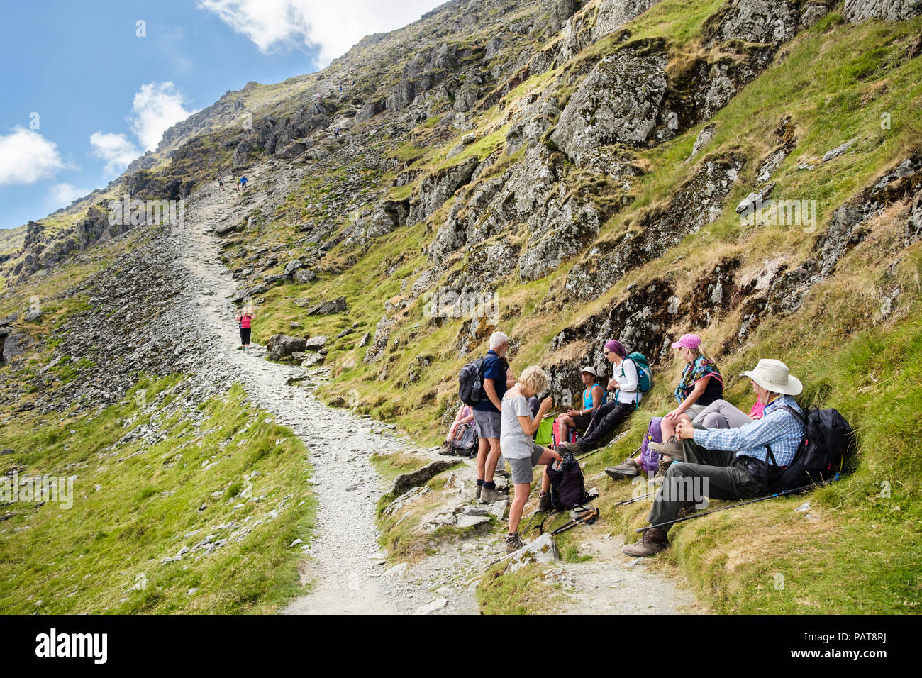 Les randonneurs en appui ci-dessous section supérieure de Watkin Path du Mont Snowdon Mountain dans le parc national de Snowdonia (Eryri). Gwynedd au Pays de Galles Royaume-uni Grande-Bretagne Banque D'Images