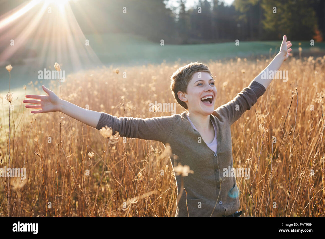 Portrait of laughing woman relaxing in nature Banque D'Images
