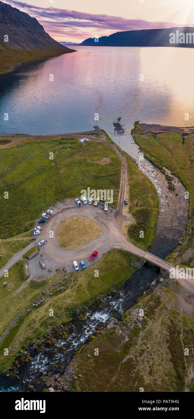 Parking et paysage en cascade Dynjandi, Islande, Fjords de l'Ouest Banque D'Images Parking et paysage en cascade Dynjandi, Islande, Fjords de l'Ouest Banque D'Images