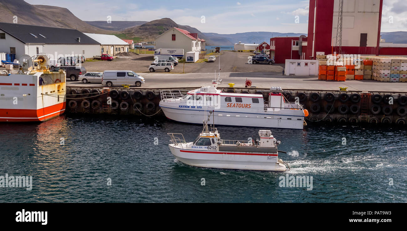 Bateaux de pêche dans le port, Patreksfjordur, Fjords de l'Ouest, de l'Islande. Banque D'Images