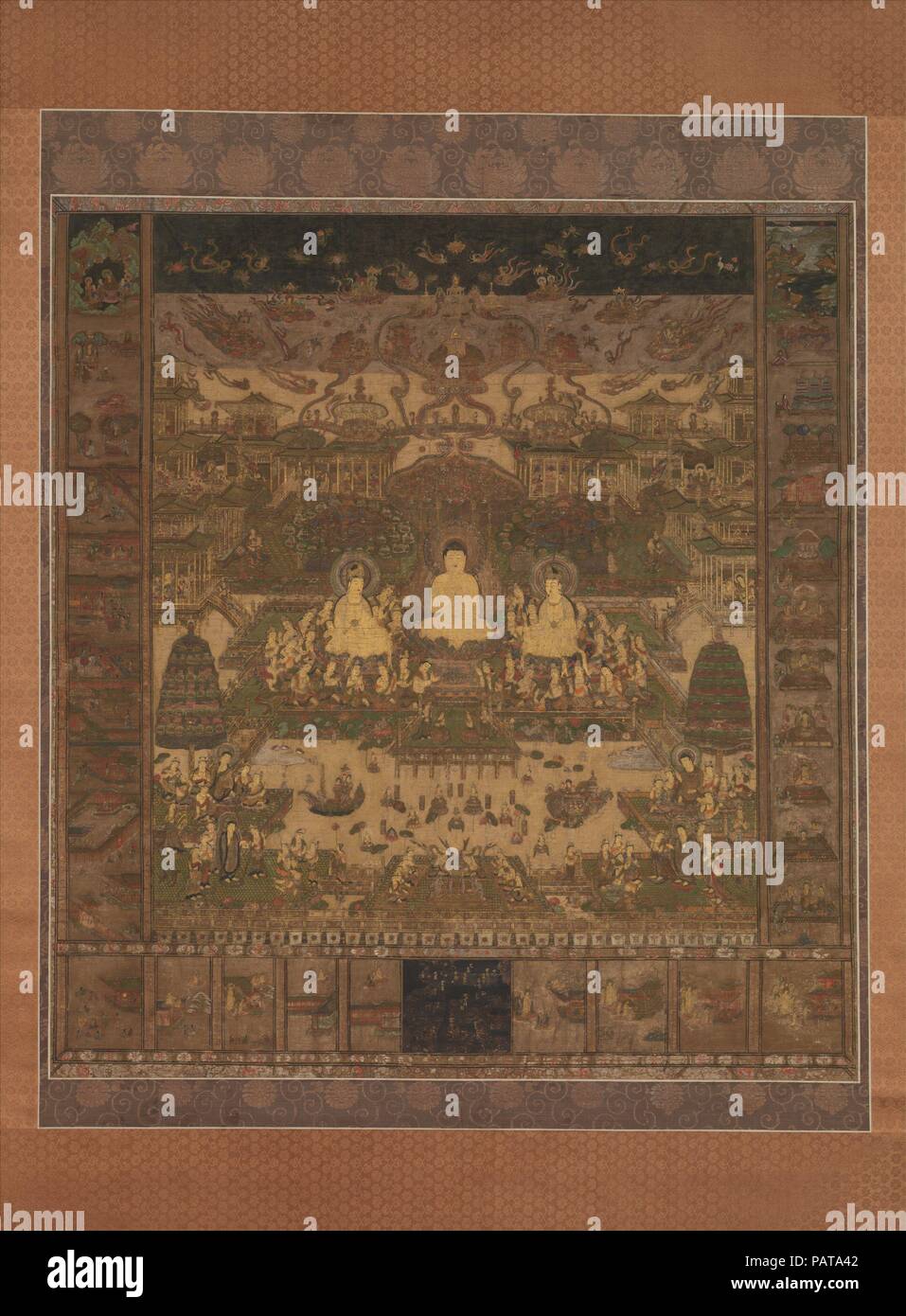 Taima Mandala. Culture : le Japon. Dimensions : Image : 52 1/2 x 48 in. (133,4 x 121,9 cm). Date : probablement fin 14ème siècle. Cette Taima mandala offre une magnifique vision de la terre pure de l'Ouest, un paradis sur laquelle Amida préside et à laquelle il se félicite de tous les êtres humains qui demandent à son nom. Amida trône au centre du mandala, flanquée par les bodhisattvas Kannon et Seishi et entouré d'une foule de musiciens, danseurs, êtres célestes, et pavillons ornés de bijoux. Dans l'avant-plan inférieur est un étang de lotus dans lequel les fidèles sont reborn. Autour de cette scène sont des vignettes Banque D'Images