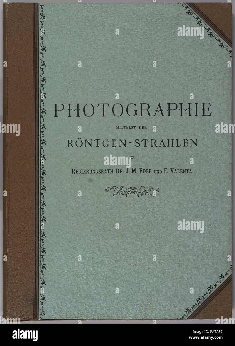 Versuche über Photographie mittelst Röntgen Strahlen der'schen. Artiste : Josef Maria Eder (autrichienne, Krems an der Donau, 1855-1944) ; Kitzbühel Eduard Valenta (autrichien, 1857-1937). Dimensions : 50 x 36 cm (19 11/16 x 14 3/16 po.). Date : 1896. Eder a été directeur d'un institut de processus graphiques et l'auteur d'un début de l'histoire de la photographie. Avec le photochemist Valenta, il produit un portefeuille en janvier 1896, moins d'un mois après que Wilhelm Conrad Röntgen publie sa découverte des rayons x. Eder et Valenta, le volume d'où provient cette plaque, démontré la X-ray's Magical ab Banque D'Images