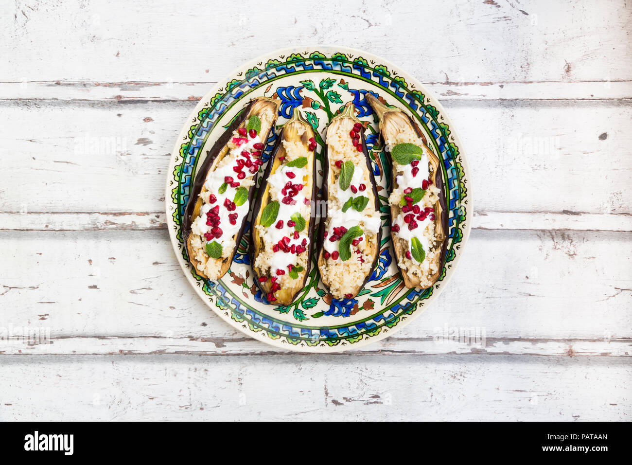 Rempli avec du couscous aubergines, sauce yogourt, menthe et graines de grenade Banque D'Images