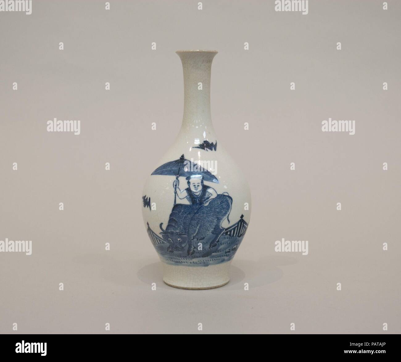 Bouteille avec de l'équitation, l'enfant d'un Bœuf. Culture : la Chine. Dimensions : H. 7 3/4 in. (19,7 cm) ; W. 3 3/8 in. (8,6 cm) ; Diam. de la jante 1 3/8 in. (3,5 cm) ; Diam. de 2 3/16 po. (5,6 cm). Date : le 18e siècle. Musée : Metropolitan Museum of Art, New York, USA. Banque D'Images
