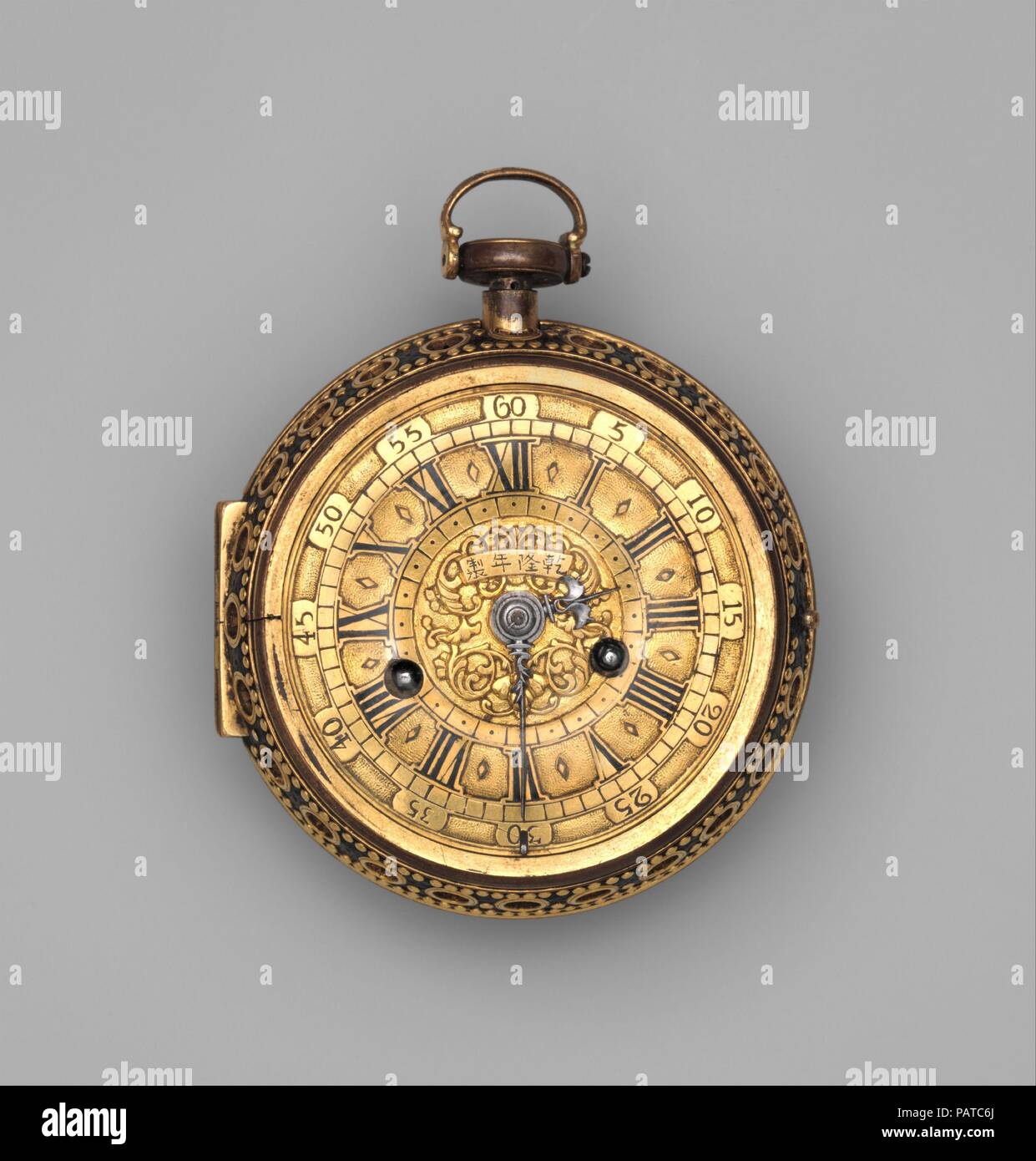 Regarder l'horloge. Culture : le chinois. Dimensions : hors tout (avec caution, confirmé) : 2 × 2 × 13/16 1/4 1 1/4 in. (7,1 × 5,7 × 3,2 cm) ; Diamètre (plaque arrière) : 1 1/2 in. (3,8 cm). Date : ca. 1736-95. Cette montre a l'air européen, mais l'inscription, l'ère Qianlong 'Made in', se référant à l'empereur règne (1736-95), révèle il a été fabriqué en Chine. Regarde comme ces chiffres illustrent l'enthousiasme en Chine pour l'horlogerie européenne. Musée : Metropolitan Museum of Art, New York, USA. Banque D'Images