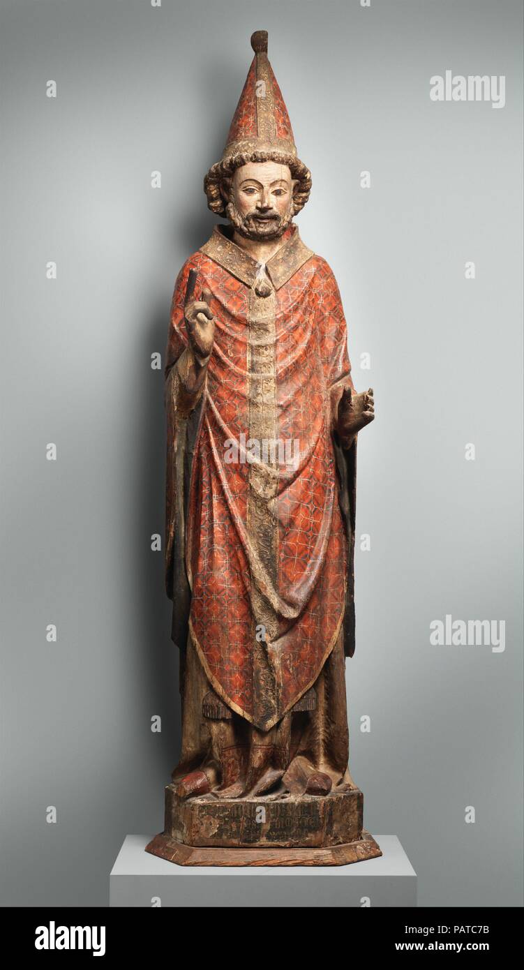 Saint Pierre comme le premier pape. Culture : le Catalan. Dimensions : hors tout : 79 x 22 x 13 5/8 in. (200,7 x 57,5 x 33 cm). Date : avant 1348. Identifié par sa tiare papale, l'apôtre Pierre porte un vêtement ecclésiastique richement décoré (chasuble). Les clés pour indiquer son rôle de gardien des portes du Paradis, qui ont été données à lui par le Christ, sont absents. L'inscription indique que la sculpture a été commandée par Bernat Pere, aumônier de la cathédrale, qui est mort en 1348. Musée : Metropolitan Museum of Art, New York, USA. Banque D'Images