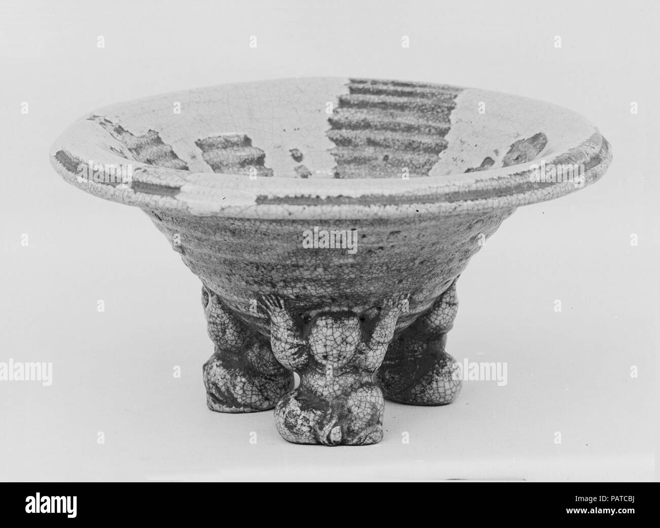 Plat à gâteau. Culture : le Japon. Dimensions : H. 4 1/2 in. (10,8 cm) ; Diam. 7 3/4 in. (19,7 cm). Date : le 18e siècle. Musée : Metropolitan Museum of Art, New York, USA. Banque D'Images Plat à gâteau. Culture : le Japon. Dimensions : H. 4 1/2 in. (10,8 cm) ; Diam. 7 3/4 in. (19,7 cm). Date : le 18e siècle. Musée : Metropolitan Museum of Art, New York, USA. Banque D'Images