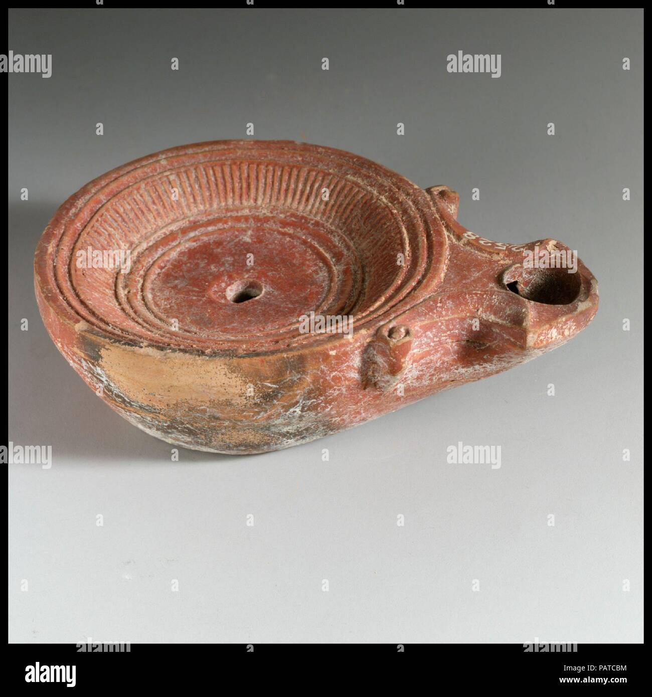Lampe en terre cuite. Culture : Roman, chypriote. Dimensions : hors tout : 1 3/16 x 3 13/16 in. (3 x 9,7 cm). Date : premier siècle avant J.-C. au 1er siècle de notre ère. Musée : Metropolitan Museum of Art, New York, USA. Banque D'Images