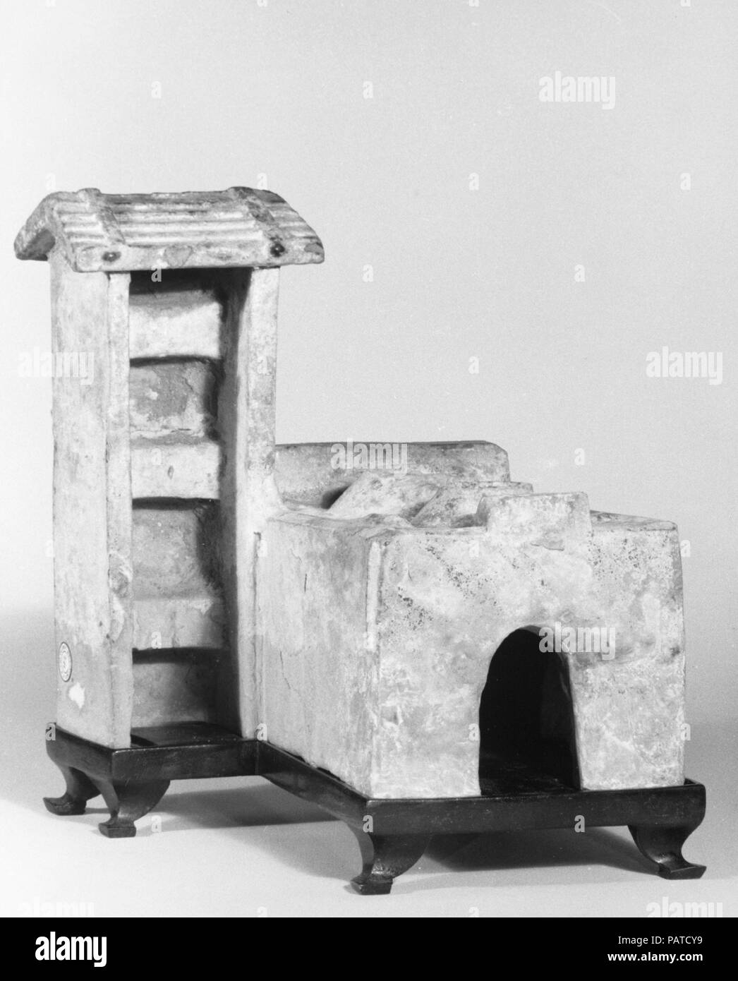 Cuisinière. Culture : la Chine. Dimensions : H. 9 3/8 in. (23,8 cm) ; W. 8 3/16 in. (20,8 cm) ; D. 8 1/2 in. (21,6 cm). Date : 1er-début du 3e siècle. Modèles de maisons de la poterie et les structures agricoles sont généralement inclus dans l'est de fournir des sépultures Han pour l'au-delà. Musée : Metropolitan Museum of Art, New York, USA. Banque D'Images