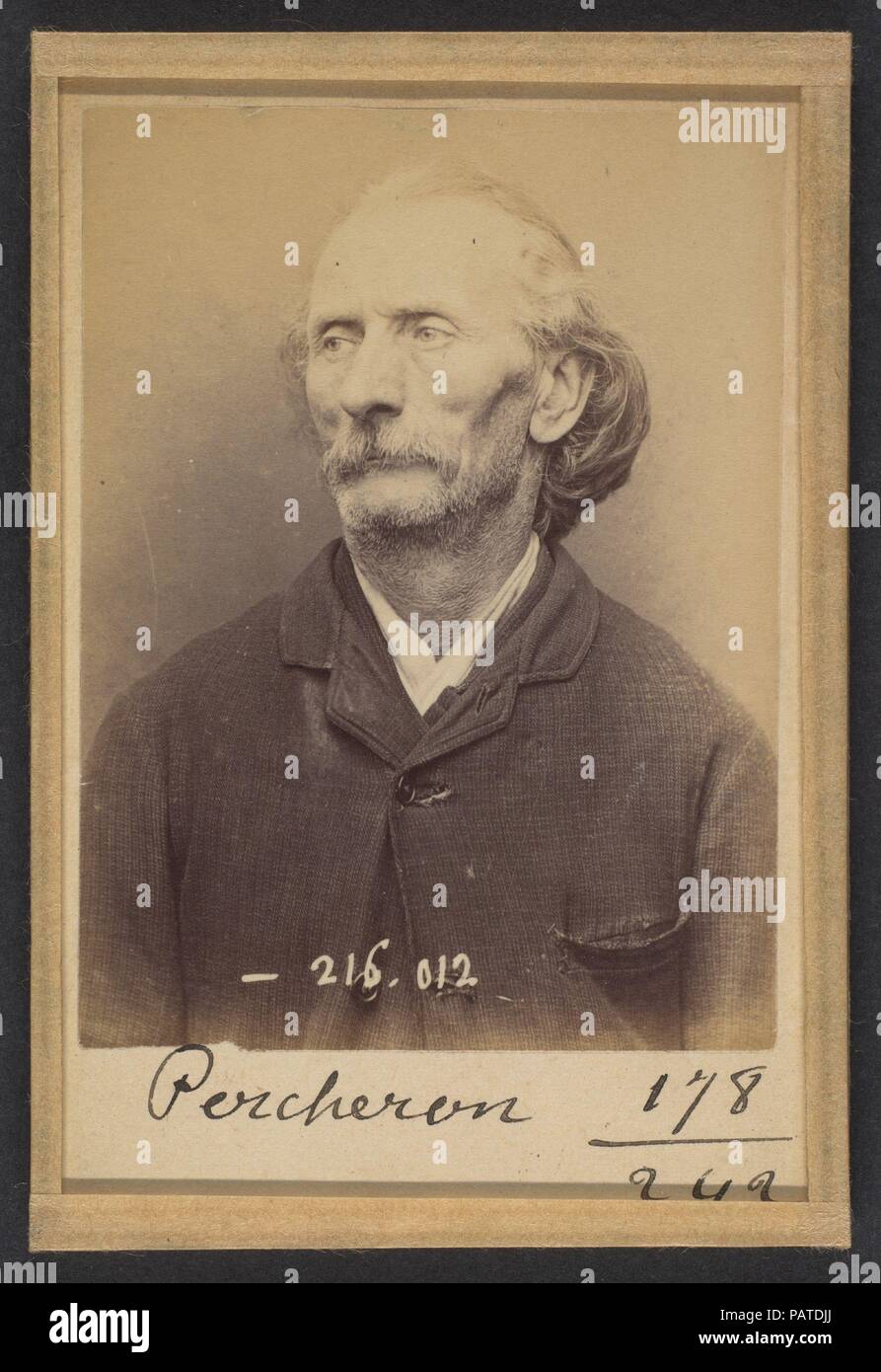 Percheron. Auguste. 56 ans, né à Poitier (Nièvre). Écrivain public. Anarchiste. 21/3/94. Artiste : Alphonse Bertillon (Français, 1853-1914). Dimensions : 10,5 x 7 x 0,5 cm (4 1/8 x 2 3/4 x 3/16 in.) chacun. Date : 1894. Né dans une famille de scientifiques et des statisticiens, Bertillon a commencé sa carrière comme commis au bureau d'identification de la Préfecture de Police de Paris en 1879. Chargé de maintenir des dossiers de police fiable des délinquants, il a développé le premier système moderne de l'identification criminelle. Le système, qui est devenu connu sous le nom, de bertillonnage anthropométriques comportait trois volets : Banque D'Images
