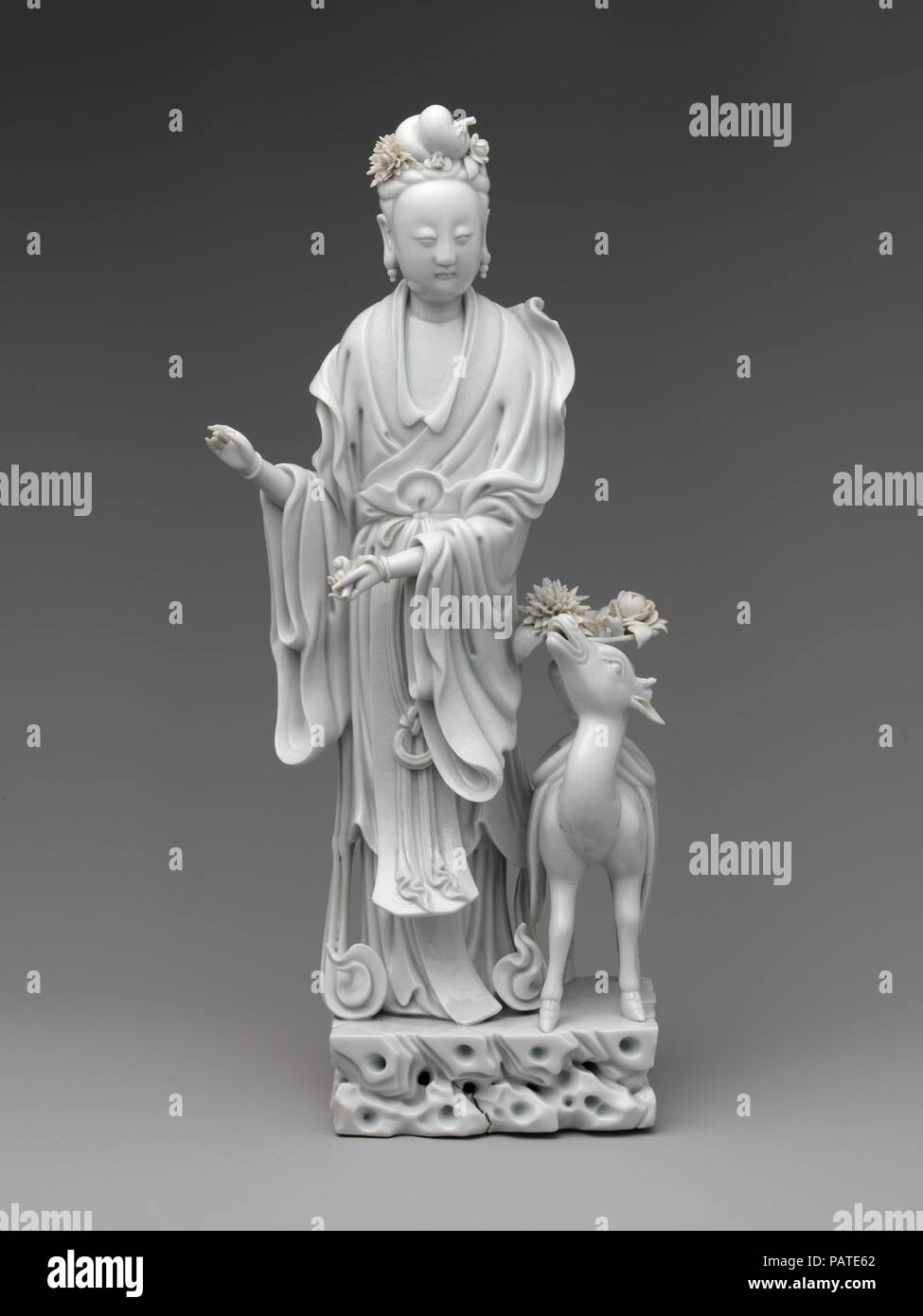 L'Immortel Magu avec un cerf. Artiste : Su Xuejin (1869-1919). Culture : la Chine. Dimensions : H. 15 1/2 po. (39,4 cm) ; O. 5. (12,7 cm) ; D. 4. (10,2 cm). Date : fin du xixe ou début du xxe siècle. L'être surnaturel Magu, tenant le champignon magique de longévité dans sa main, est assisté par un cerf mystique qui équilibre un bol de fruits et de fleurs de bon augure dans ses bois. Le paysage magique dans laquelle ces créatures spéciales appartiennent est ici réduit à la petite plate-forme de formations de roche géométrique à la base de ces chiffres. Sculptures comme cet exemple étaient populaires anniversaire cadeaux parmi e Banque D'Images
