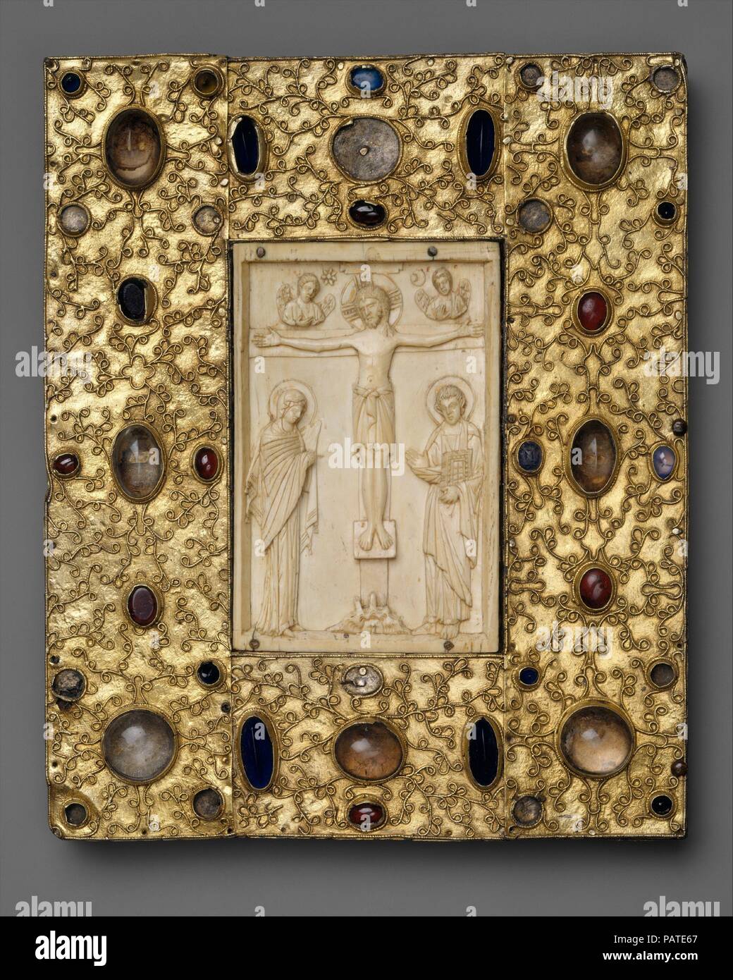 Couverture du livre avec l'icône byzantine de la Crucifixion. Culture : Byzantine (ivoire) ; espagnol (paramétrage). Dimensions : hors tout : 10 3/8 x 8 5/8 x 1 in. (26,4 x 21,9 x 2,5 cm). Date : 1000 (ivoire) ; avant 1085 (paramétrage). Ivoires byzantins ont été hautement appréciés en Europe de l'ouest, où ils ont survécu dans les trésors de l'Eglise ou ont été incorporés dans les reliures de livres de luxe. L'ivoire provenant du panneau de gauche formé à l'origine le centre d'une icône byzantine lambrissé de trois. Il peut avoir été l'un des nombreux dons pour le couvent de Santa Cruz de la Serós, qui a été fondée par la Reine Felicia (d. 1085), épouse de Sancho V Banque D'Images