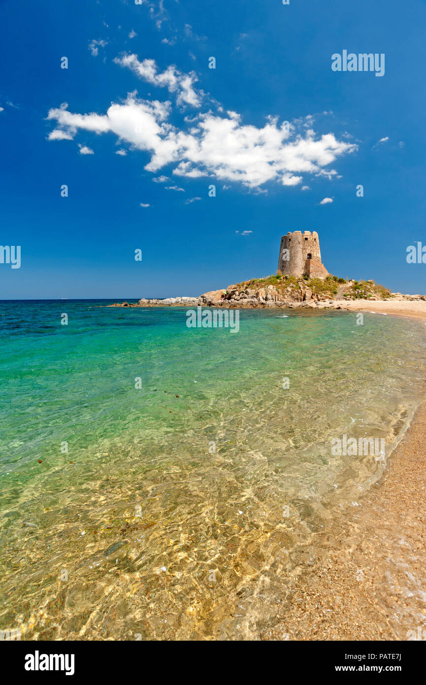 Ancienne tour sur la plage de Torre di Bari, Sardaigne, Italie Banque D'Images