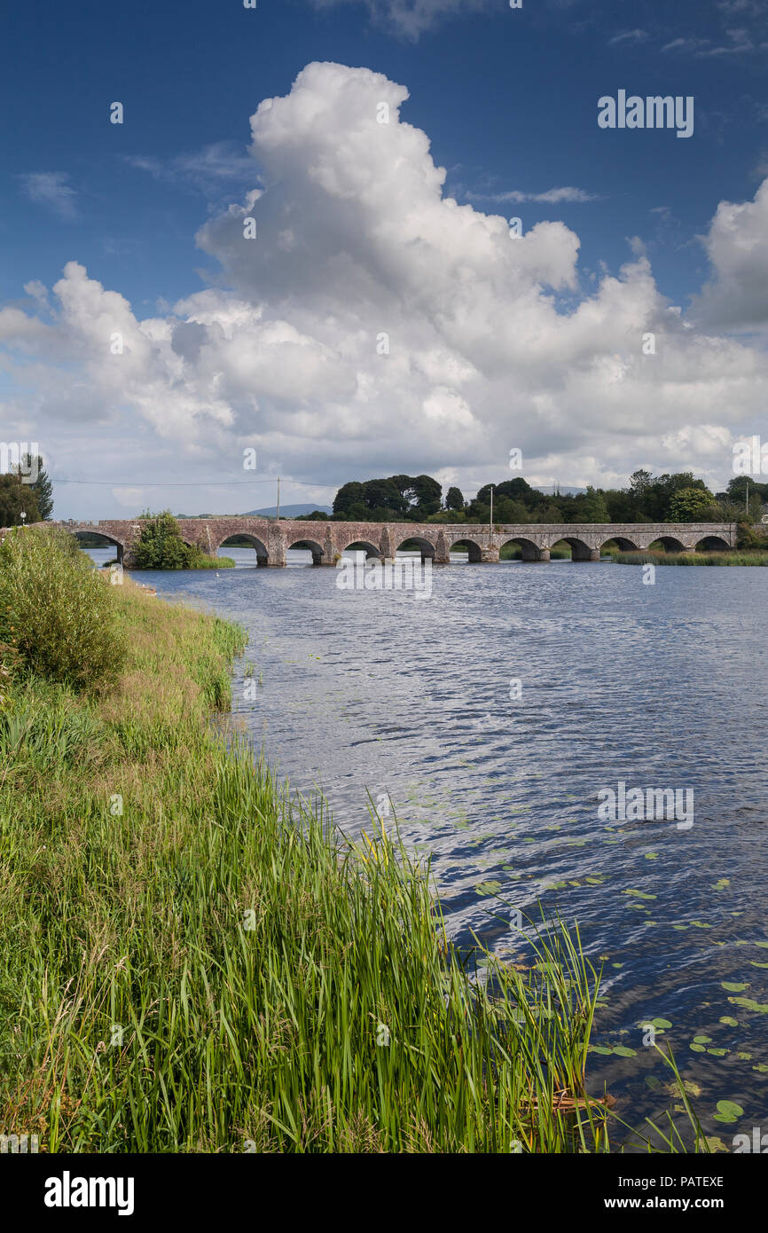 O'Brien's Bridge, comté de Clare, Irlande avec cumulus sur une journée ensoleillée Banque D'Images
