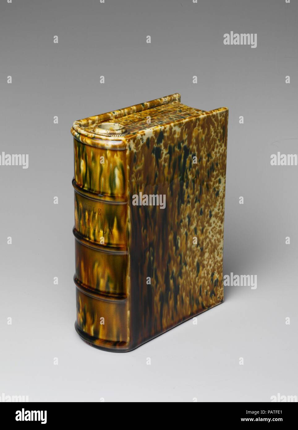 La fiole. Culture : L'Américain. Dimensions : 7 5/8 x 5 5/8 in. (19,4 x 14,3 cm). Bouilloire : Probablement United States Pottery Company (1852-58). Date : ca. 1853-58. Musée : Metropolitan Museum of Art, New York, USA. Banque D'Images