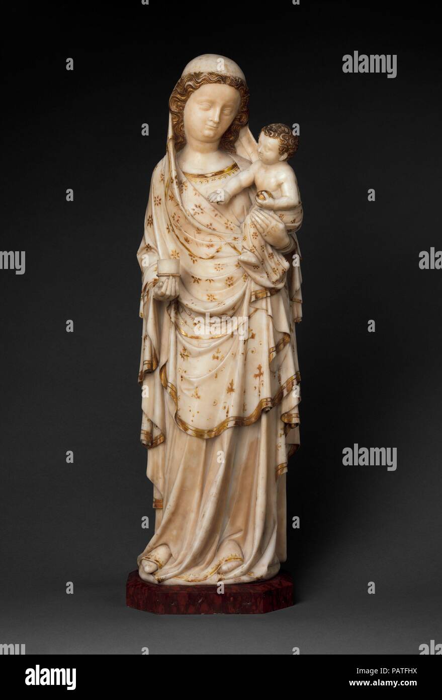 Vierge à l'enfant. Culture : le français. Dimensions : hors tout (avec socle) : 32 x 9 1/2 x 6 5/16 in. (81,3 x 24,1 x 16 cm) sans socle : 30 3/8 x 9 3/8 x 5 5/16 in. (77,2 x 23,8 x 13,5 cm) Base : 1 5/8 x 9 1/2 x 6 5/16 in. (4,1 x 24,1 x 16 cm). Date : ca. 1340. Cette statuette est l'un des plus élégant des images de la Vierge et l'enfant produit au quatorzième siècle en France. Les détails de la sculpture ainsi que de la dorure originale font de ce document le plus précieux de style contemporain sculptural associés à la cour du patronage. Ce travail peut avoir été le cadeau de Jeanne d'Evreux (d. 1371), Québec Banque D'Images