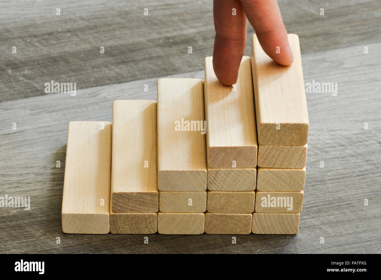 Les doigts jusqu'à l'escalade de haut sur l'escalier en bois - Concept de réussite Banque D'Images