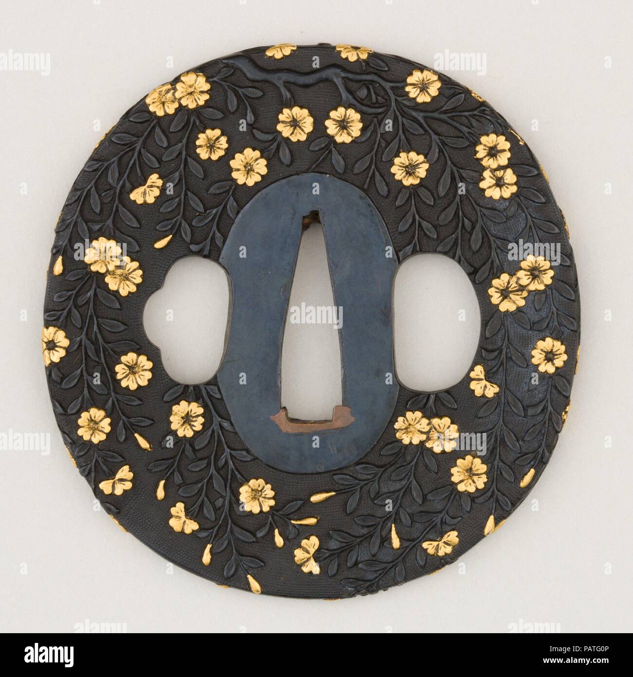 Sword Guard (tsuba). Culture : le japonais. Dimensions : H. 2 7/8 in. (7,3 cm) ; W. 2 3/4 in. (7 cm), épaisseur de 3/8. (0,5 cm) ; WT. 4.8 oz. (136,1 g). Date : du 19e siècle. Musée : Metropolitan Museum of Art, New York, USA. Banque D'Images