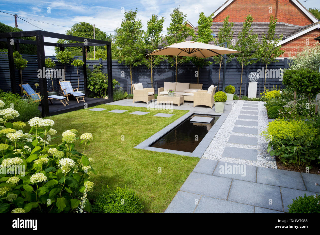 Sommaire des frontières avec un cube jardin pergola, coin salon, piscine et  la sculpture comme un point focal Photo Stock - Alamy