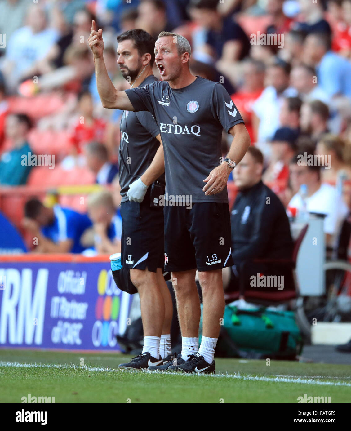 Charlton Athletic's Manager Lee Bowyer met un point lors d'un pré saison match amical à la vallée, Londres. Banque D'Images